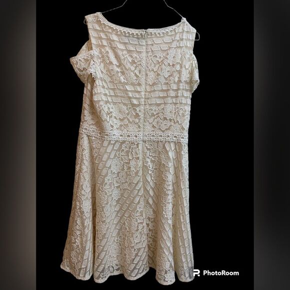 Tahari Arthur S Levine Ivory Eyelet Lace Cold Shoulder A-Line Dress - Picture 3 of 5